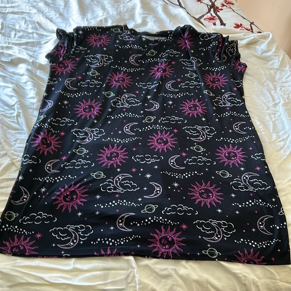 Night shirts 4 pack, size XL. Pink, mauve, animal print, navy blue, black moon. - Picture 7 of 9